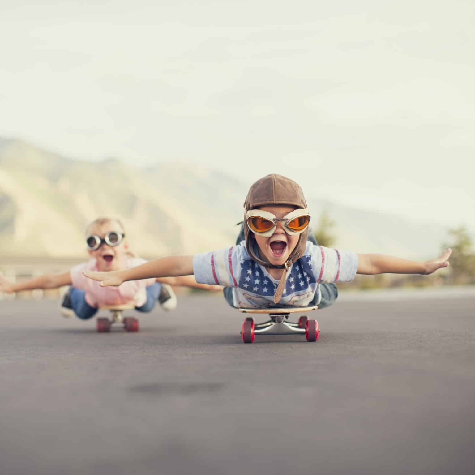 Kinderen op skateboard